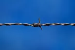 Reverse double twisted barbed wire